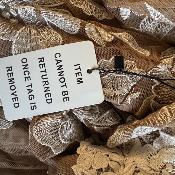 🍦Valencia Embroidered Floral Maxi Dress in Cream size M, NWT✨ - Picture 7 of 10